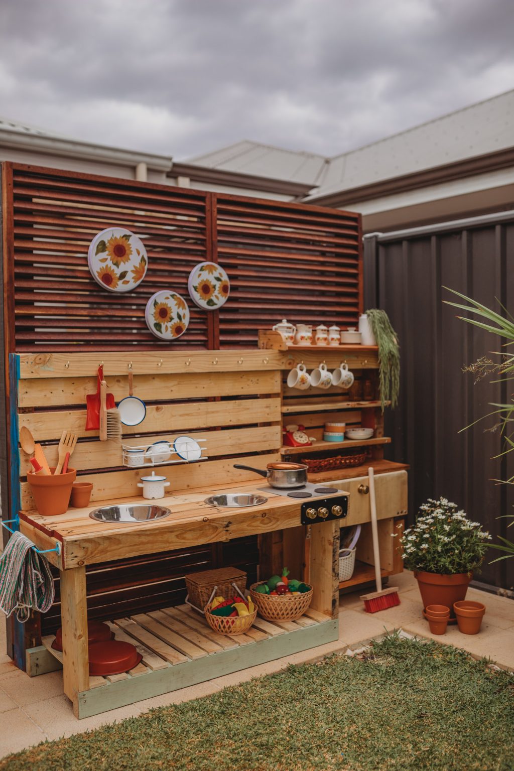 12 DIY Mud Kitchen Ideas {Simple & Beautiful} - Mommy Baby Play